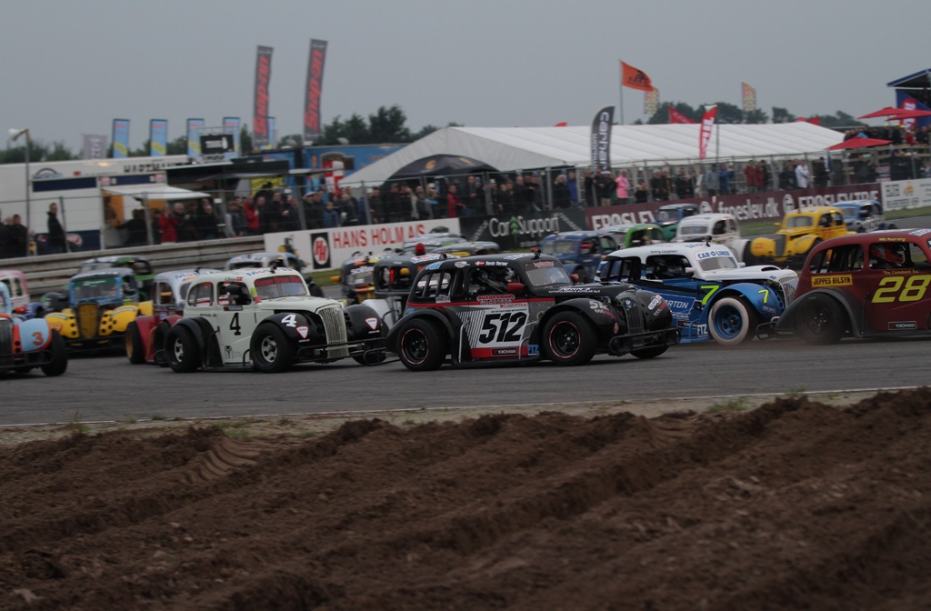 Der bliver kørt tæt i første sving.
(Foto: Motorsporten.dk)